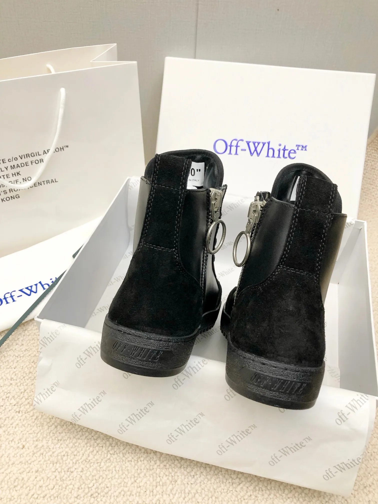 Men's men's shoes P540! 🌈🌈OFF WHITE🌈🌈 ⚡️Couple model⚡️🍓New color🍓 👉Ex-factory price: 130-45 The latest Gaobang street casual Martin style masterpiece, released the highest quality version on the market 👊 Series original mold opening, original lasting, production technology 1:1 original ➰🔜The best choice for more and more celebrities and Internet celebrities🔸In classics Change🔸Innovate in the trend🔸Strive to break away from the shackles of bad street design🔝Although he is not the originator of fashion design, he is definitely a shining dark horse in avant-garde design🐴🆙Do not follow the trend🔅Not universal beauty🔅 Fabric💯First-layer cowhide/suede Lining💯cowhide lining Foot pad💯Original molded high-elastic environmentally friendly molding pad Midsole💯Original lasting process Outsole💯Rubber outsole Packaging💯Full set of packaging synchronized with the official website (brand wrapping paper, brand certificate, brand cloth bag)